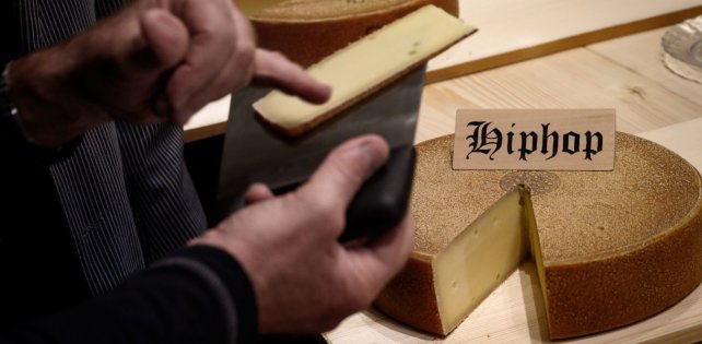Швейцарские ученые выяснили, что сыр, который «слушал» хип-хоп, становится вкуснее
