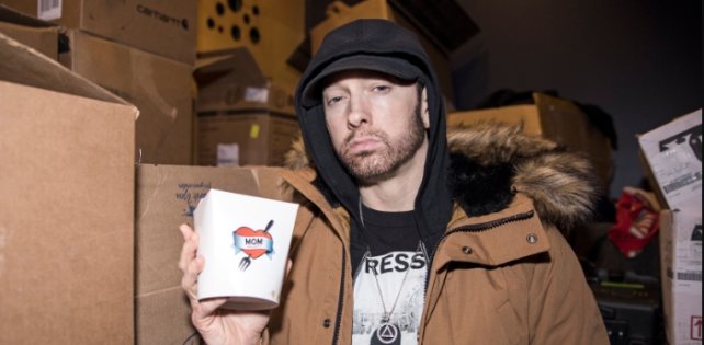 Eminem пожертвовал врачам больницы стаканчики с «мамиными спагетти»