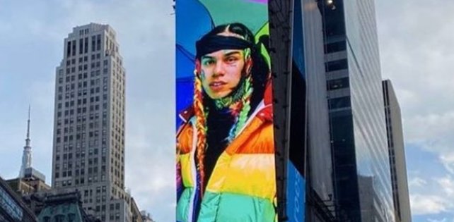 ​«Король вернулся»: 6ix9ine повесил огромный билборд на Таймс-сквер и анонсировал трек