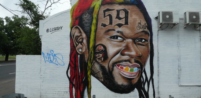 ​«Я тут ни при чем»: 50 Cent ответил художнику, которого избили из-за карикатурных граффити с рэпером