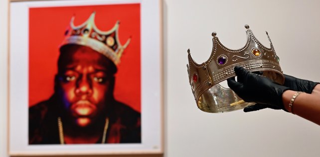 ​Корону The Notorious B.I.G. продали за почти $600 000, а письма Тупака ушли за $60 000