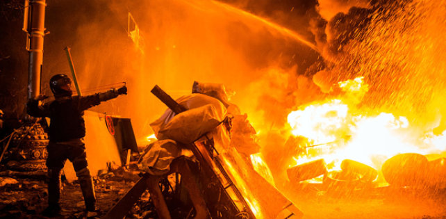 Песней Канье Уэста озвучили уличные бои в Киеве