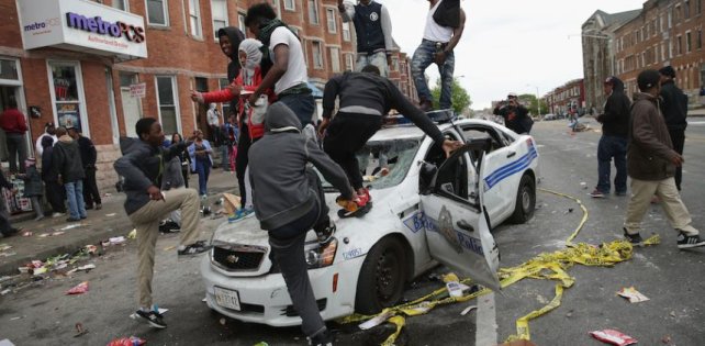 В США начались массовые беспорядки, застрелили 5 полицейских