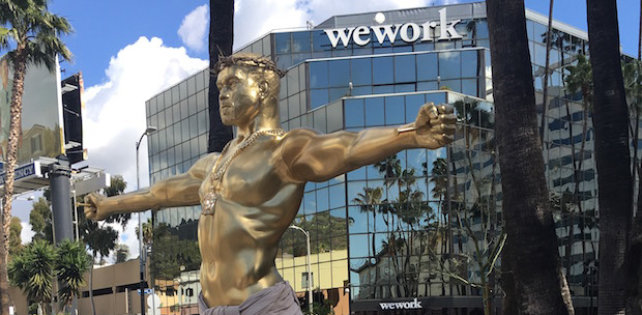 В Лос-Анджелесе установили статую Канье Уэста в образе Иисуса