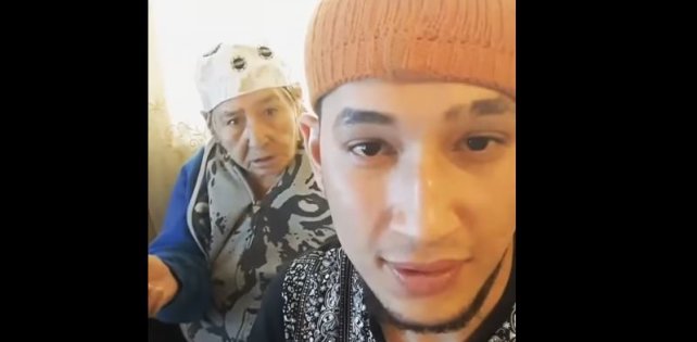 Рэпер из Алматы зачитал со своей бабушкой