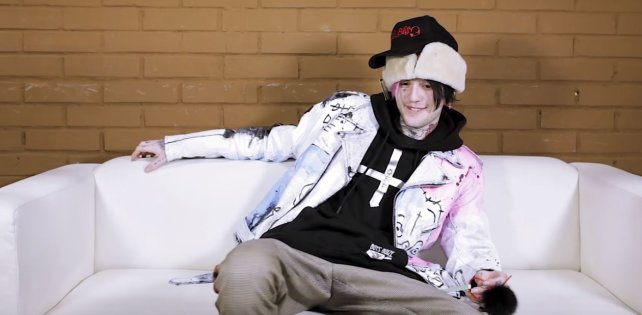 Рэпер Lil Peep, недавно признавшийся в своей бисексуальности, угадывает клипы в гостях у «Афиши»