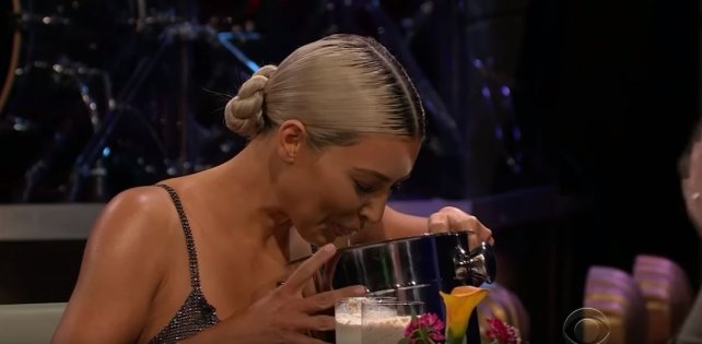 Ким Кардашьян на шоу Джеймса Кордена рассказала о худшей привычке Канье и выпила смузи из сардин 