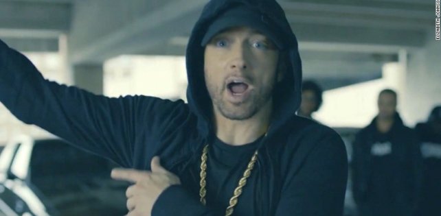 ​В ремиксе на песню «Chloraseptic» Eminem призывает хейтеров отсосать ему