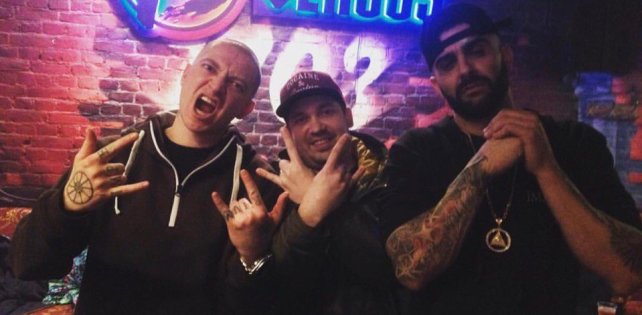 Фото дня Оксимирон и Дизастер в баре 1703. Американец