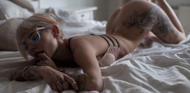 Знакомьтесь: Виктория Почекунина, девушка из порно-клипа Пики «Пополам»