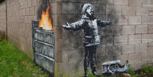 На новом граффити Бэнкси мальчик ловит снег языком. Но у этого рисунка — двойной смысл