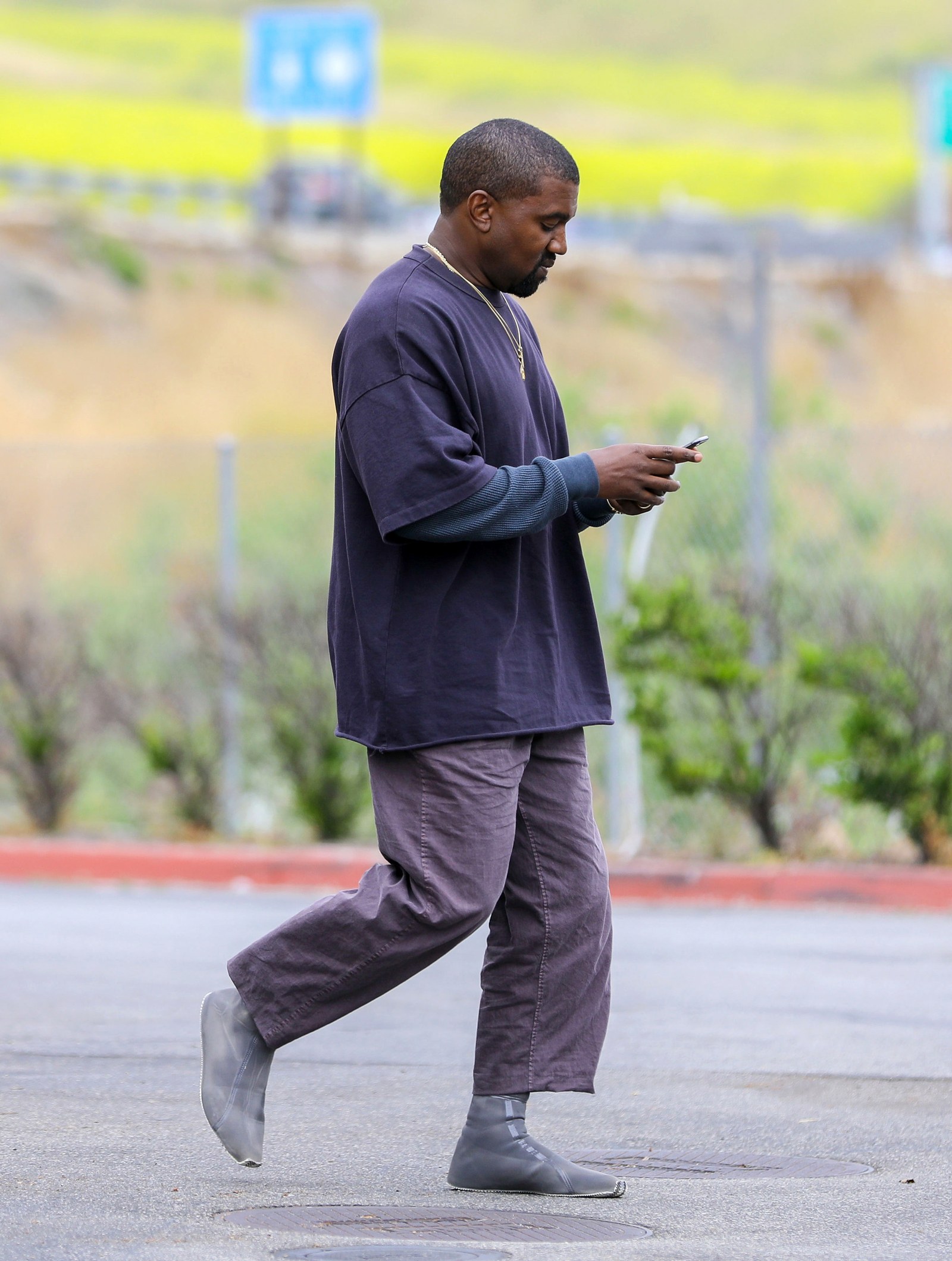 Kanye West напялил на ноги странную обувь — но, кажется, скоро это будет  очень модным | RAP.RU