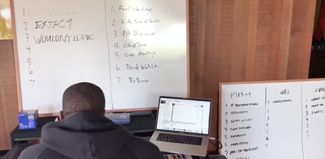 ​Kanye West засветил треклисты 5 альбомов и показал, как делает бит на студии