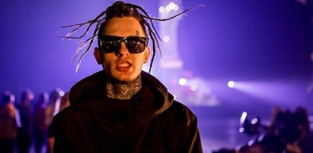 Скруджи набил на носу матерную татуировку. Правда, такая тату уже есть у другого русского рэпера 