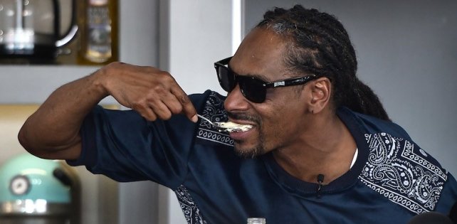 ​Snoop Dogg выпустит кулинарную книгу из 50 рецептов. Фирменный джин с соком прилагается