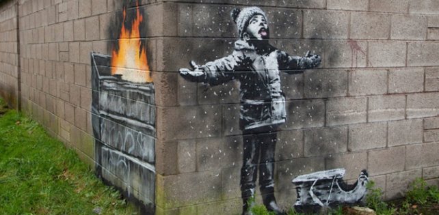 На новом граффити Бэнкси мальчик ловит снег языком. Но у этого рисунка — двойной смысл