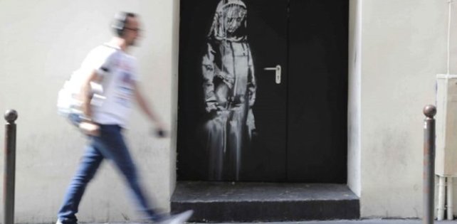 Бэнкси нарисовал картину на двери в Париже. Дверь вырезали болгарками и увезли