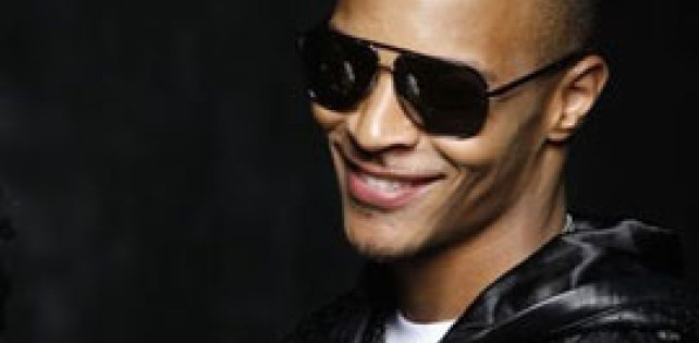 Смотри видео: T.I. & Rihanna - Live Your Life