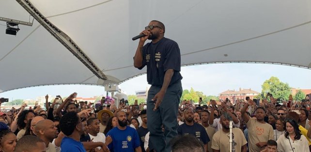 ​Канье Уэст провел «Воскресную службу» в память о жертвах массовой стрельбы в Огайо