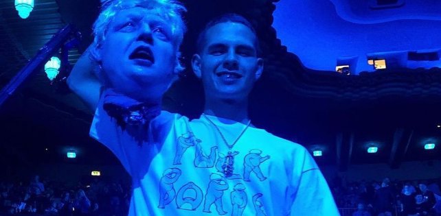 Английский рэпер вынес на сцену «голову» премьер-министра Британии 