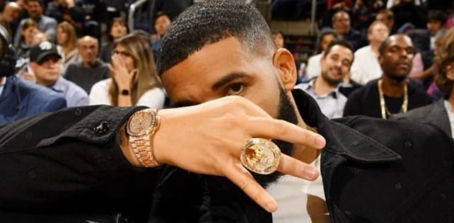 ​Drake пришел на матч НБА в часах за $600 000 с более чем 1000 бриллиантами
