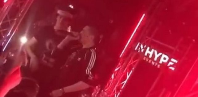 Сын Порошенко в Лондоне вылез на сцену где выступал Face и покричал в микрофон про Гошу Рубчинского