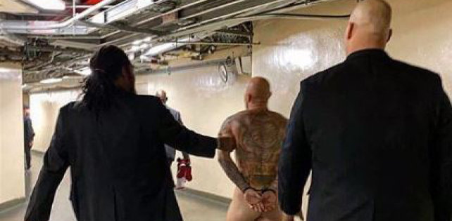 Джиган выложил фото: там он голый и в наручниках идёт по коридору 