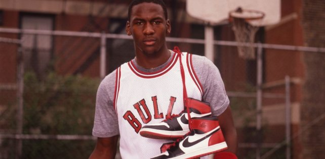 ​Первые кроссовки Майкла Джордана продали с аукциона за рекордные $560 000