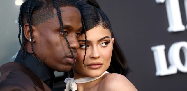 Новый трек Travis Scott играет в рекламе косметики Кайли и Кендалл Дженнер