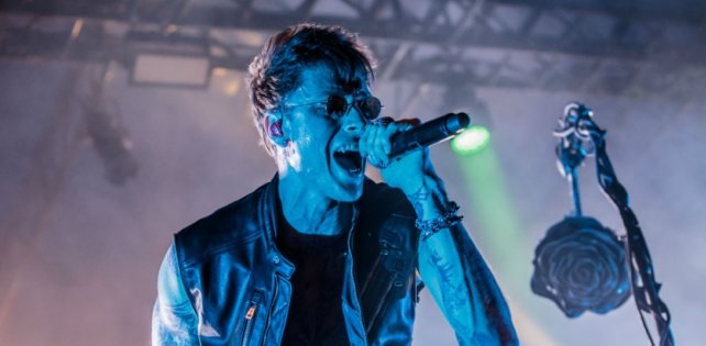 ​MGK продолжает экспериментировать с поп-панком в новом треке «concert for aliens»