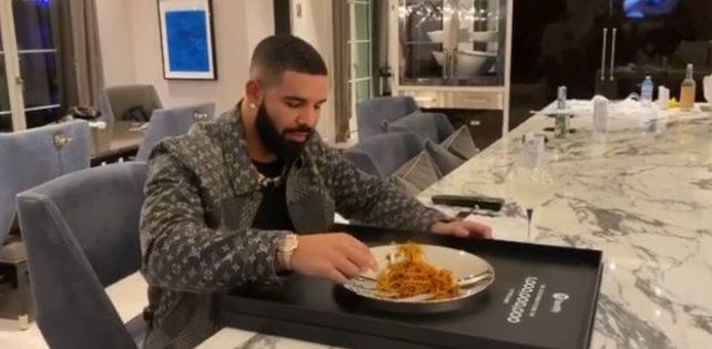 Трек Дрейка набрал миллиард прослушиваний на Spotify. Рэпер поел с награды макаронов