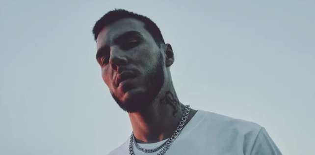 Вайб, эпатаж, социальная сатира – в новом треке рэпера WICK «Bank»