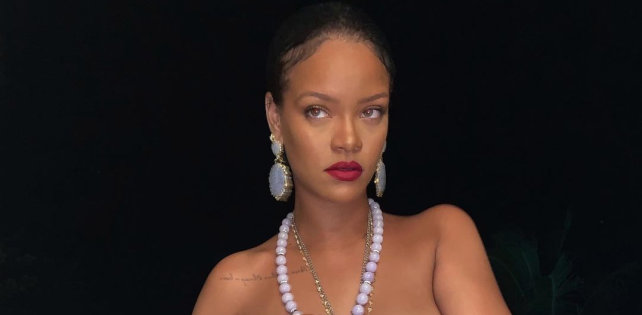 Rihanna выложила фото топлес и взорвала интернет