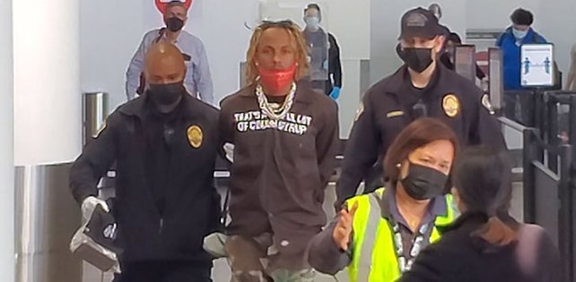 ​Рэпера Rich the Kid арестовали в аэропорту с заряженным пистолетом. Задержание попало на видео