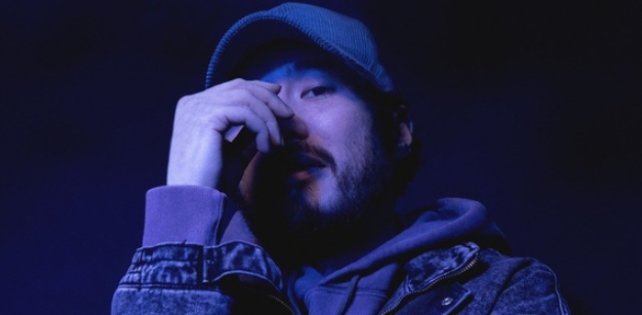 ​«Я меняю не одежду, я меняю моду»: Скриптонит выпустил трек «Будьте здоровы»