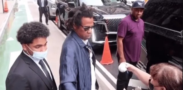 ​Женщина попросила JAY-Z расписаться на бейсбольном мяче. Он растерялся, сел в машину и уехал