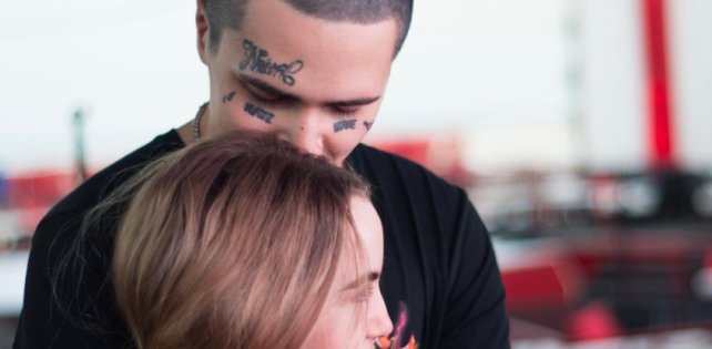 FACE покинул страну: «Будущее России это люди, у которых в руках кисти и микрофоны, а не автоматы с гранатами»