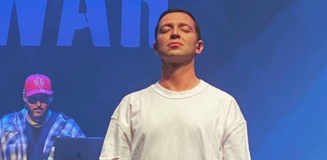 Борис Гребенщиков выступил на лондонском концерте Оксимирона в поддержку беженцев из Украины