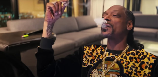 Видео: Snoop Dogg ft. October London - Touch Away