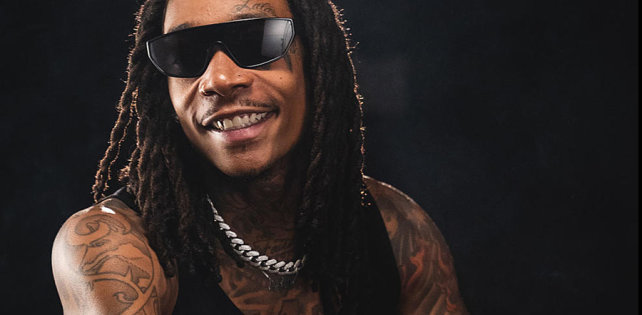 Wiz Khalifa падает в обморок, когда курит огромный косяк 