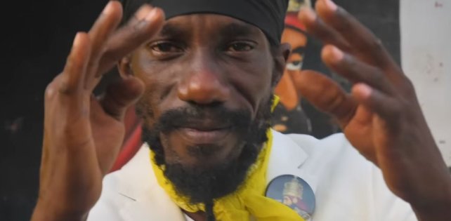 "Ты меня оскорбил!" - Sizzla сжигает диск Dj Khaled...