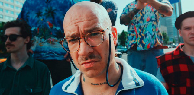 Дима Бамберг вытирает ноги об логотип группы "Каста"