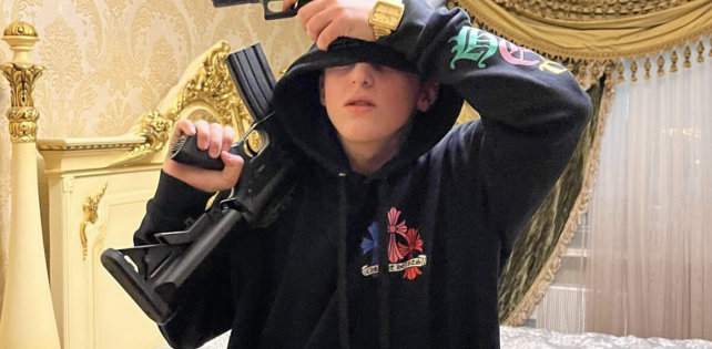 Мама Baby Melo прилетела забрать своего гэнгста из отделения