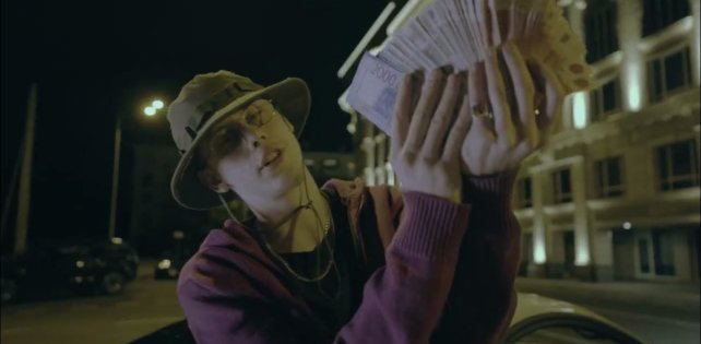 Жизнь в клубах дыма и рядом с приятными близкими людьми из 52 Family в видео Glocki52 «Chronic». 