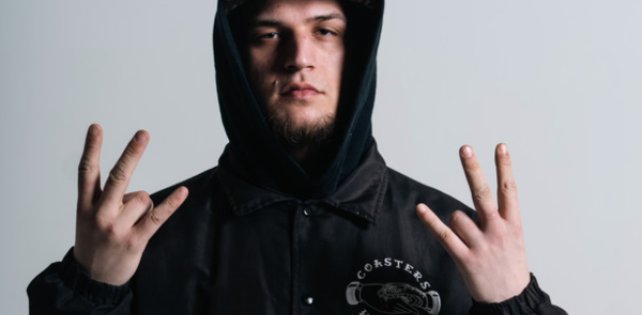 Василеостровский суд запретил четыре трека Молодого Калуги: «Больше», «Джип» и другие.