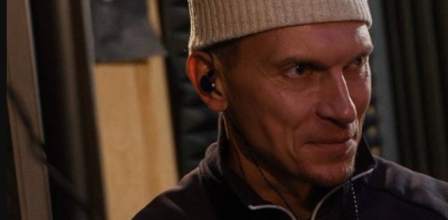 Словетский готовится к концерту с живой группой в Москве.