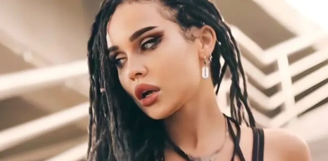 Jedy Deady смешивает хип-хоп и гипер-поп на сингле «Бензовоз». Это приглашение на приятную казнь.