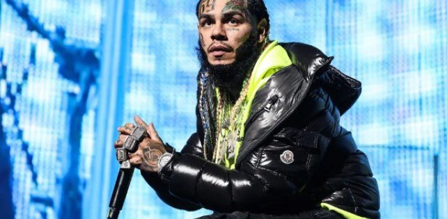 6ix9ine признал, что нарушил условия надзора, совершив нападение на мужчину в спортзале Флориды в августе.