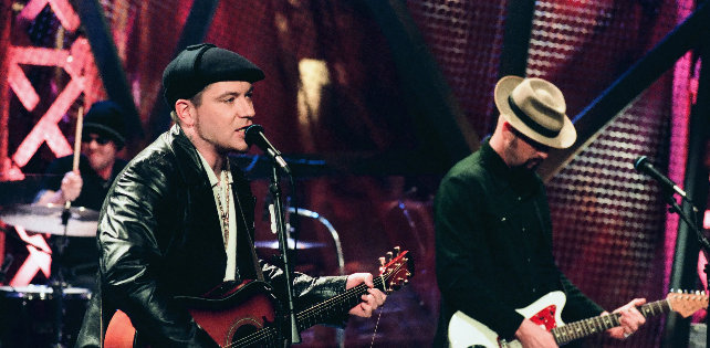 В минувшую пятницу стала доступна акустическая версия «Put Your Lights On» от Everlast и Yelawolf.