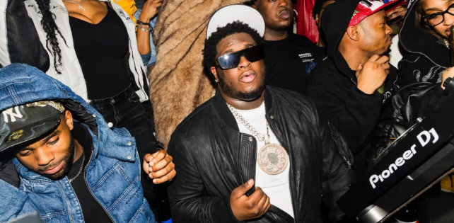 Рождественский энтузиазм Cash Cobain в роли патрона и активиста секси-дрилла.